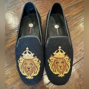 Elegant Lion Embroidered Loafers
